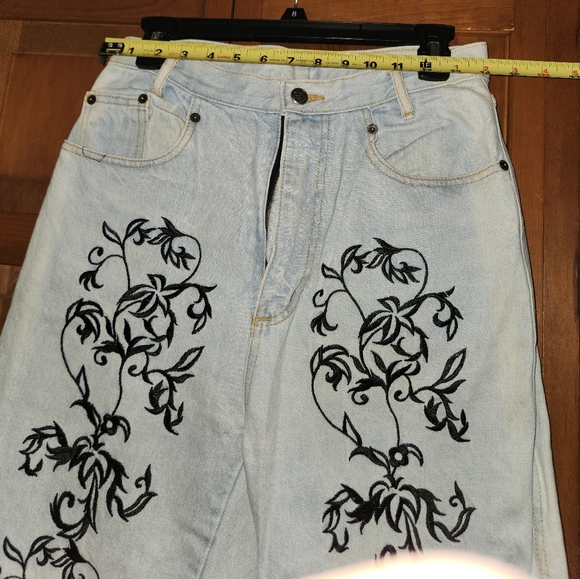 vintage light wash jeans with design - Picture 3 of 8